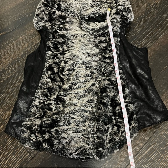 Dolce Cabo | Faux fur sleeveless vest - Picture 7 of 9